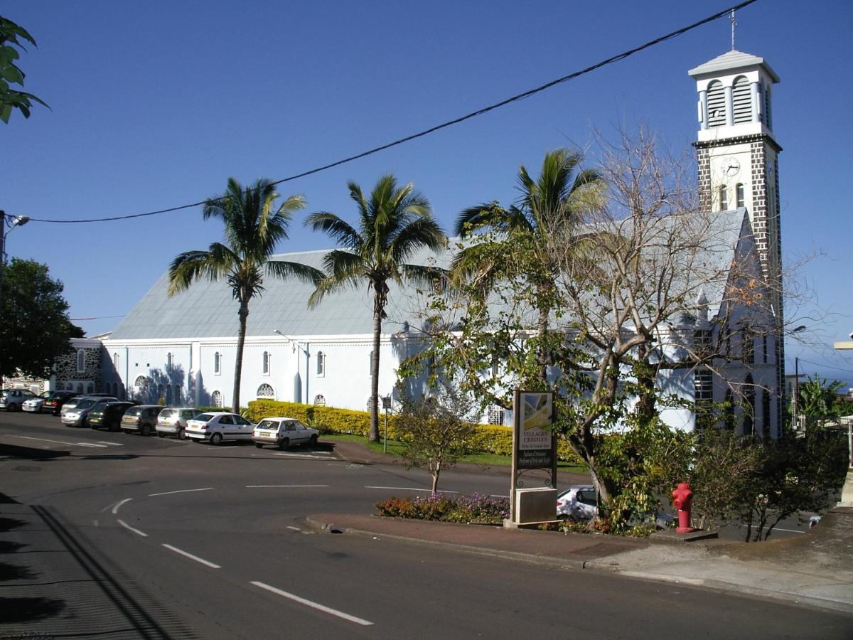 Case Creole Traditionnelle A Ossature Et Charpente Bois Petite-Ile Luaran gambar